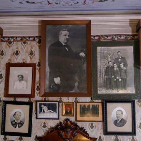 Foto familiari nello studio di Casa Pascoli